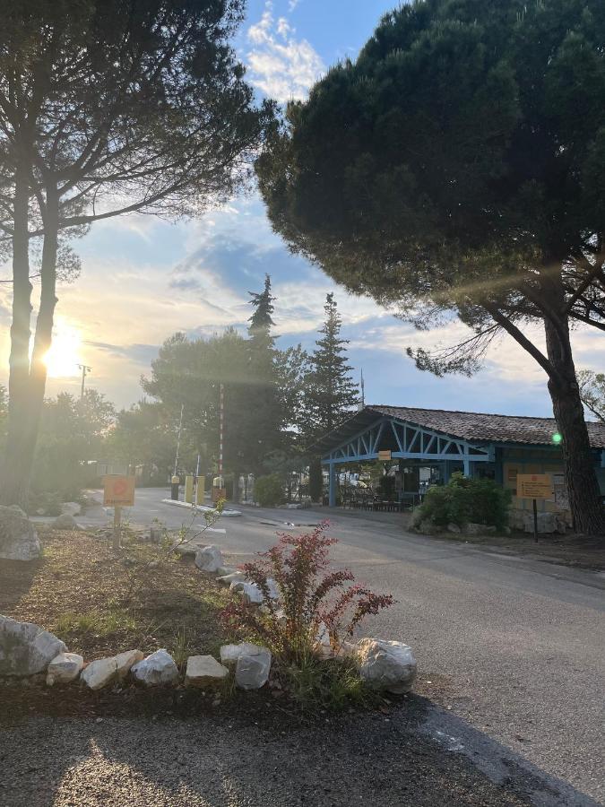 Mobil-Home Au Pied Du Luberon La Roque-d'Antheron Eksteriør bilde